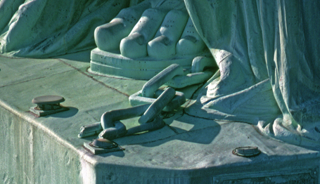 Image: Statue of Liberty feet with broken chain